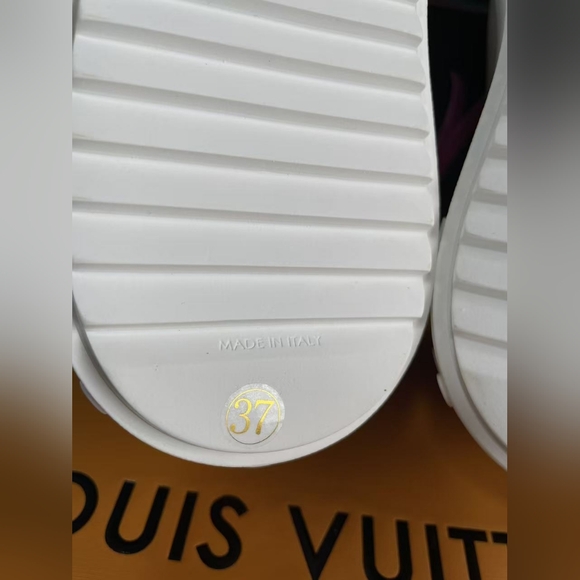 Louis Vuitton Time Out Sneaker - Picture 16 of 16